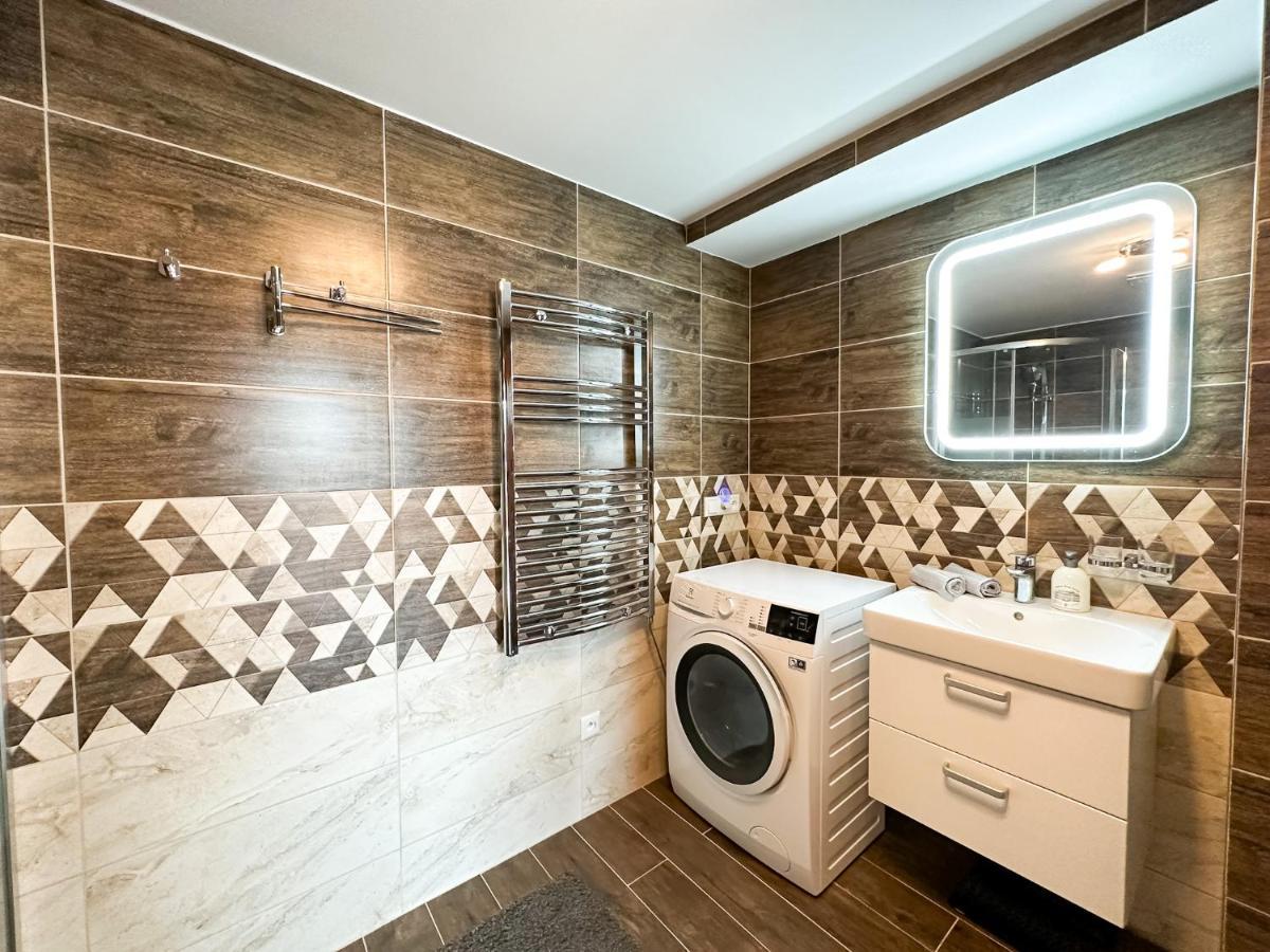 Lux Residence, A/c, Vip Parking, View Apartment