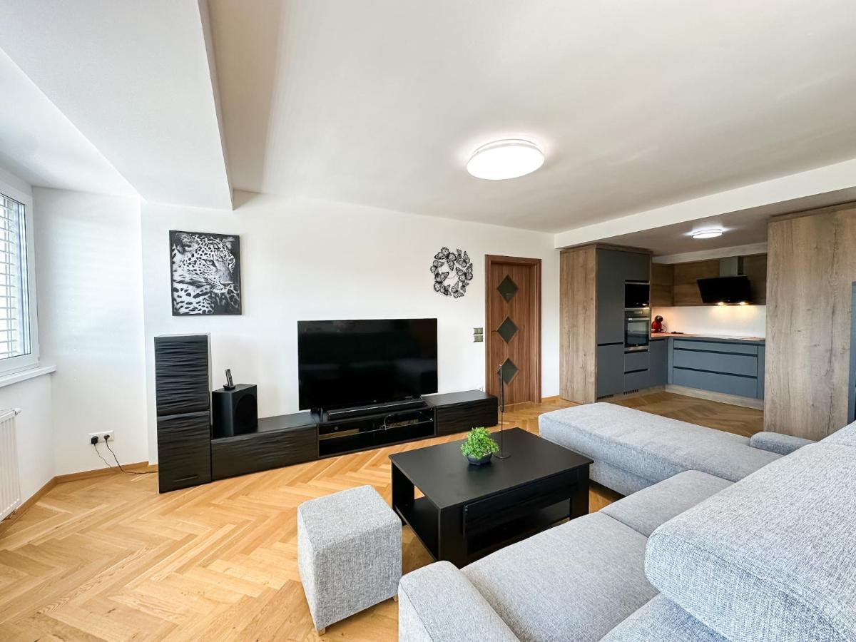 Lux Residence, A/c, Vip Parking, View * Banska Bystrica